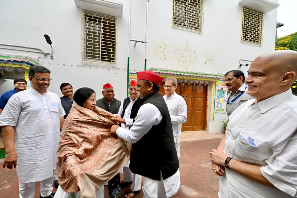 Samajwadi Party chief Akhilesh Yadav met TMC chief Mamata Banerjee in Kolkata