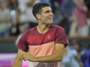 Carlos Alcaraz’s Adaptability Shines at Indian Wells 2025: How Court Surfaces Impact Performance Carlos Alcaraz’s revelation about adapting to court changes highlights the importance of focus and mental resilience in tennis. Image courtesy (motociclismo.pt)