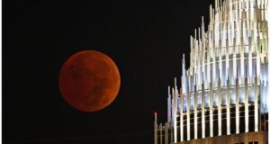 Don't miss the total lunar eclipse on March 13-14, 2025, a rare opportunity to see the Blood Moon (cdn.mos.cms.futurecdn.net).
