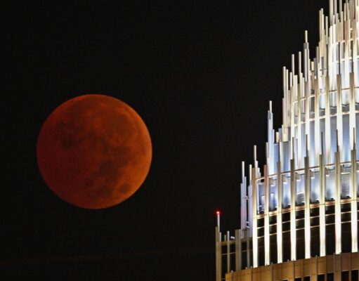 Don't miss the total lunar eclipse on March 13-14, 2025, a rare opportunity to see the Blood Moon (cdn.mos.cms.futurecdn.net).