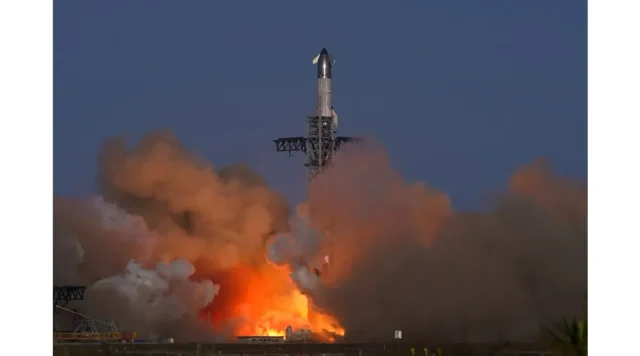 SpaceX Starship Test Flight: A Tumultuous Journey from Launch to Explosion - Image 1 SpaceX's eighth Starship test flight ends in failure, prompting FAA investigation and causing air traffic disruptions in Florida (phantom-marca.uecdn.es).