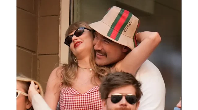 Taylor Swift and Travis Kelce: A New Power Couple in the Spotlight Exploring the captivating romance between pop icon Taylor Swift and NFL star Travis Kelce, and how their relationship is making waves in both the music and sports worlds (phantom-marca.uecdn.es).