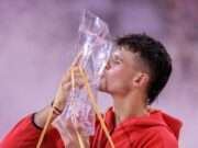 Jakub MenÅ¡Ãk vs. Djokovic in 2025: The Teen Prodigy Sparking Tennis’ Next-Gen Revolution Jakub MenÅ¡Ãk, an 18-year-old Czech tennis player, is gaining attention after his recent match against Novak Djokovic. This article explores MenÅ¡Ãk's potential and the excitement surrounding his rising career in tennis. Image courtesy (static.independent.co.uk)