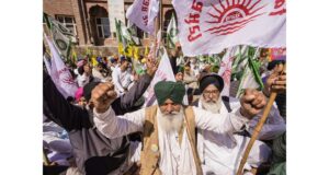 Farmers in Punjab mobilize against the state government, planning protests and a debate to press their demands (www.livehindustan.com).