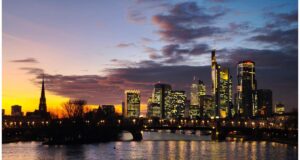Explore the factors behind Frankfurt's population growth, focusing on immigration and urban development challenges (www.hessenschau.de).