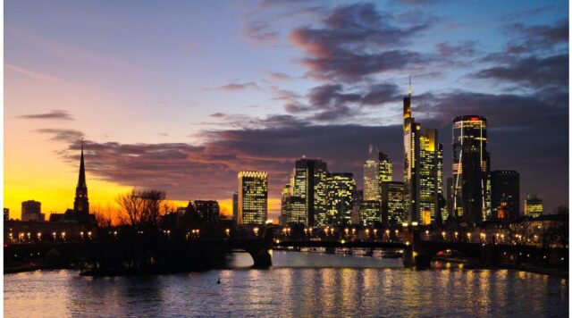 Understanding Frankfurt's Population Growth: The Role of Immigration and Urban Development - Image 1 Explore the factors behind Frankfurt's population growth, focusing on immigration and urban development challenges (www.hessenschau.de).