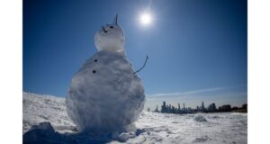 Chicago faces a weekend of extreme weather changes, from snow to highs in the 60s, highlighting spring's unpredictability. Image courtesy (www.chicagotribune.com)