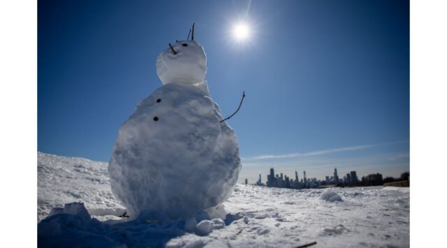 Weather Whiplash: Prepare for Chicago’s Wild Temperature Swings This Weekend - Image 1 Chicago faces a weekend of extreme weather changes, from snow to highs in the 60s, highlighting spring's unpredictability. Image courtesy (www.chicagotribune.com)