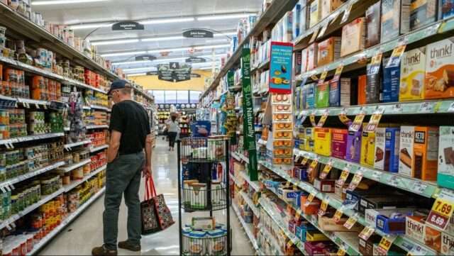 U.S. Grocery Aisles: Major Food and Beverage Brands Are Expanding in Bold New Ways Major brands are reshaping U.S. grocery stores by entering unexpected aisles and expanding their reach (imgproxy.divecdn.com).