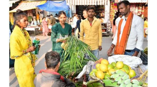 Chhath Geet: Celebrating the Spirit of Chhath Puja Through Song Explore the significance of Chhath Geet in the celebration of Chhath Puja, a festival that honors the Sun God (staticimg.amarujala.com).
