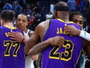 Lakers Edge Out Rockets in Nail-Biter 2025: LeBron & AD Shine as Houston’s Sharpshooters Push Them to the Limit Experience the thrilling showdown between the Los Angeles Lakers and the Houston Rockets. Discover key moments, player performances, and the implications for the season. Image courtesy (motociclismo.pt)