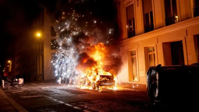 Paris clashes after PSG Champions League win Paris clashes after PSG Champions League win
